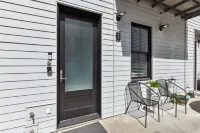 Beautiful Modern NOLA  Condo- Bywater Area. Off Street Gated & Reserved Parking