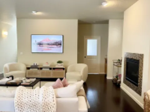 Cheerful 2 Bedroom Home in Eugene