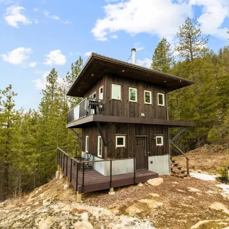 Escape to Serenity: Lookout Tower with Hot Tub, near Schweitzer and Pet-Friendly