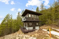 Escape to Serenity: Lookout Tower with Hot Tub, near Schweitzer and Pet-Friendly