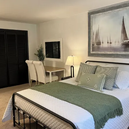 Studio w/pool & hot tub -only minutes to Triple Crown hiking trails Отели в г. Ботетот