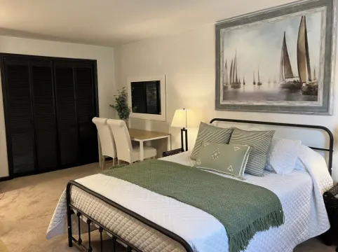 Studio w/pool & hot tub -only minutes to Triple Crown hiking trails
