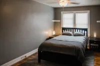 Hidden Gem in Swissvale sleeps 6 케니우드 샵스 주변 호텔