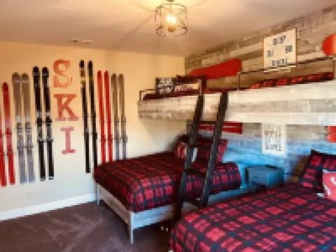 Apres Ski Luxury SKI-IN/OUT HUNTER MOUNTAIN Slopeside STEPS to Ski School Lodge 亨特酒店