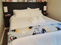 NEW!! Sleeps 4 with Hotel style check-out on 12 acres Hotels in Littleton