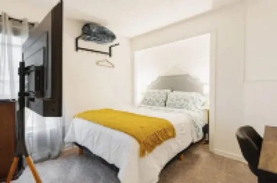 Entire house in a vibrant neighborhood - 3 Beds