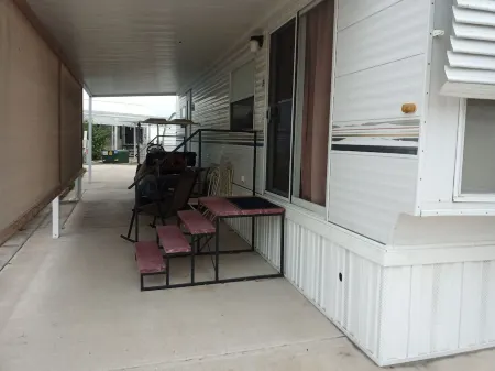 Park Model 55+Cozy 1-bedroom, WiFi, AC, cozy place in Edinburg, TX.