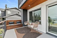 New! Modern Home w/ Spectacular Views +Hot tub