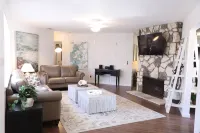 Sleeps 20!  Near Bulldog Stadium! Hotels near Oh Wow Nickel Arcade