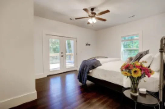 Private Dock!  Low Traffic Lakefront “Treehouse” Sleeps 12 โรงแรมใน