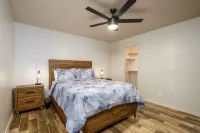 Two master suites-4BR & 3BA Lake Havasu House with Pool Table, Pool & Hot Tub