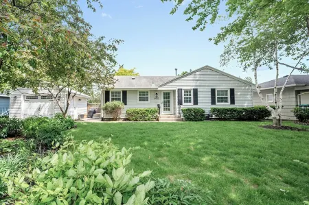 MSP/Mall of America/Pond View with garden oasis