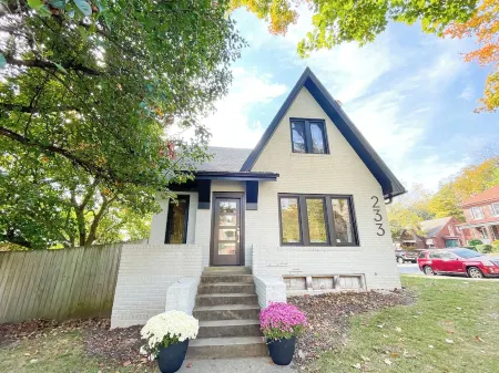 Urban 2-bedroom Escape in Downtown Cape Girardeau Отели рядом с достопримечательностью «Crisp Museum»