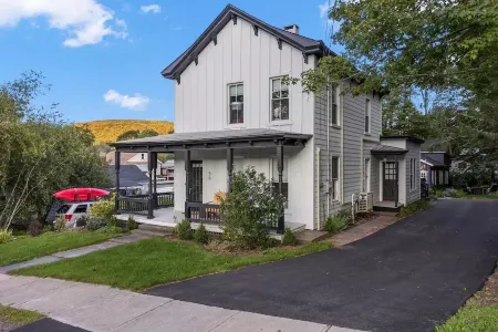 The Hensonville Honeypot - Hottub, Movie Theatre & Mountain Bikes!