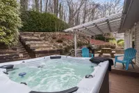 Modern Mtn Cabin+Walk to DT+Hot Tub