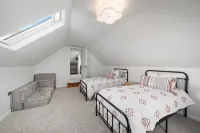 Charming 3 bdrm wine country "farmhouse Newly remodeled in downtown Carlton