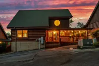 Mountain View/Hot Tubs/Pools/Game Room/Putt-Putt Course/Master Bedrooms