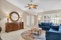 🍹🌞 Getaway Paradise! Heated Pool, TV Patio, Fenced, Wifi, Near Beaches!