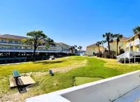 Coastal Charm, CANAL FRONT 🌴Condo, 5 Pools, Hot Tub, walk to beach Dog-Friendly!