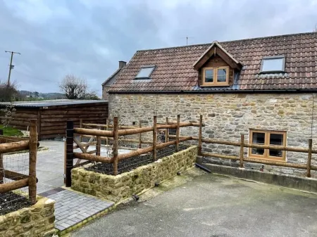 Whatley Cottage, Rural Retreat. Pet Friendly.