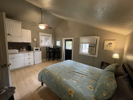 Quiet Petite Garden Retreat