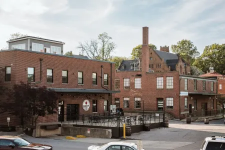 The All-American Cottage Seconds from Gypsy Hill Park! Kid and Pet friendly! Отели рядом с достопримечательностью «Университет Мэри Болдуин»