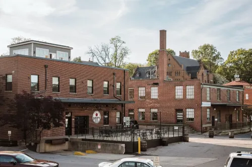 The All-American Cottage Seconds from Gypsy Hill Park! Kid and Pet friendly!
