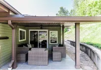 3Br Remodeled Ranch Style Home Close Downtown.  Quiet and Peaceful