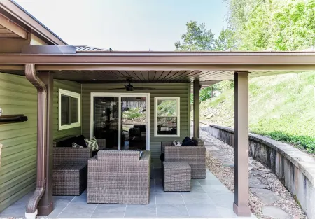 3Br Remodeled Ranch Style Home Close Downtown.  Quiet and Peaceful