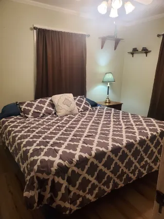 1920's Duplex near Promedica, Jeep Plant, St. Anne's, and the Seagate Center Отели рядом с достопримечательностью «Сигейт Конвеншен Сентр»