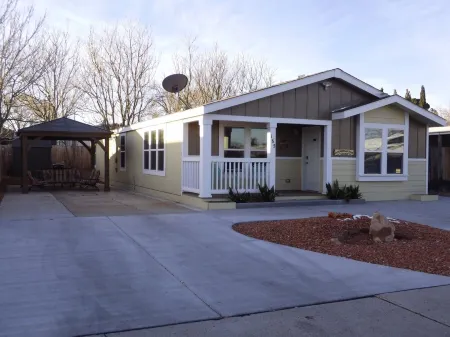 50% to Book the Gecko Home - Clean 3BR - Sleeps 6- By TNT.