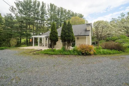 THE OWL HOUSE: 2000 sq ft 2 floor private home 2.5 to Downtown Boone!