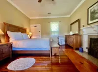 1818 Riverfront Cottage Hotel dekat The Kingsport Greenbelt
