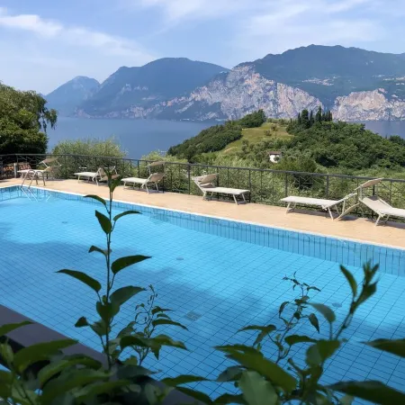 Casa di Alessia THE new vacation apartment with dream view over Malcesine incl. pool