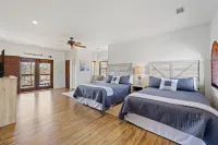 Spacious Lakefront Villa In Gated Resort Community Hotels in 