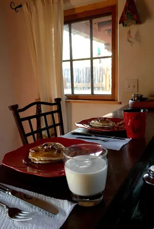 Cozy Casa Carmelita features a Brilliant Kiva Fireplace, Unique Patio & Hot Tub! Отели в г. Таос