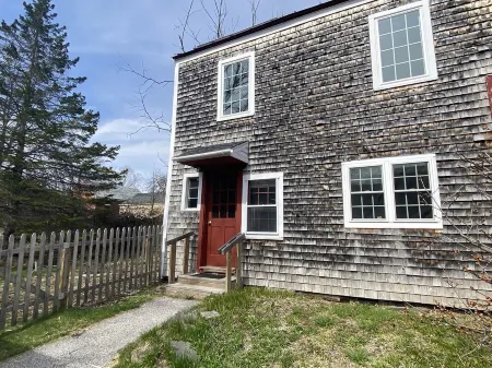 Cozy 2BR with Rustic Decor Near Downtown Отели в г. Waldo County