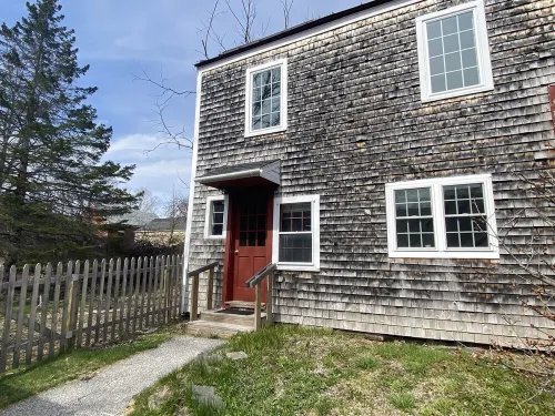 Cozy 2BR with Rustic Decor Near Downtown Hotels in Belfast