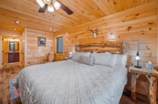 Stunning Views,Hot Tub, Game Room,Zero Stair Entry