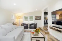 Modern Hamptons Getaway: 5 minutes to the Beach and Restaurants!