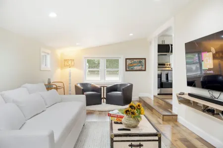 Modern Hamptons Getaway: 5 minutes to the Beach and Restaurants!