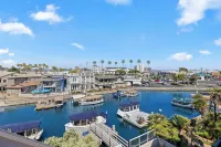 Beach home with dock! Duffy boat available at additional cost. Walk everywhere!