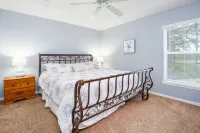 Luxury lake and conservation view home, new upgraded kitchen appliances Hotels near Walgreens