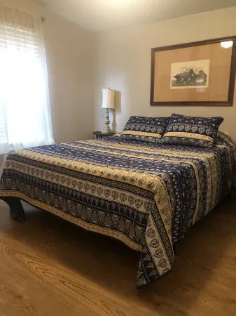 Slice of Heaven 3/2 camp on lakefront w/ boathouse Отели в г. Сабин Пэриш