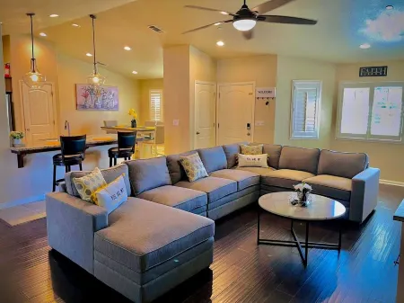 Beautiful home W/Pool, Spa, Fire pit & Outdoor grill. Отели рядом с достопримечательностью «Deran Koligian Stadium»