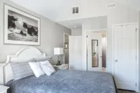 SPACIOUS 3 bed/2 bath condo, free parking, only 2.5 blocks to beach!