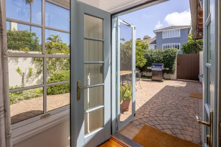 La Jolla Shores Beach House - Steps to the ocean! Отели рядом с достопримечательностью «Библиотека Гейзел»