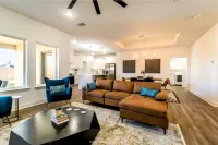 Chic New Build - 5 miles to Tech/Covenant/UHC - 2 miles to shopping!