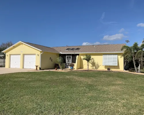 Waterfront single home rental with private lanai, heated pool, and hot tub! Hotels in Venice Gardens