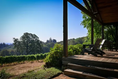 Durant Vineyard's Stoneycrest Cottage ~ stay amidst a destination for the senses Отели рядом с достопримечательностью «Sokol Blosser Winery»